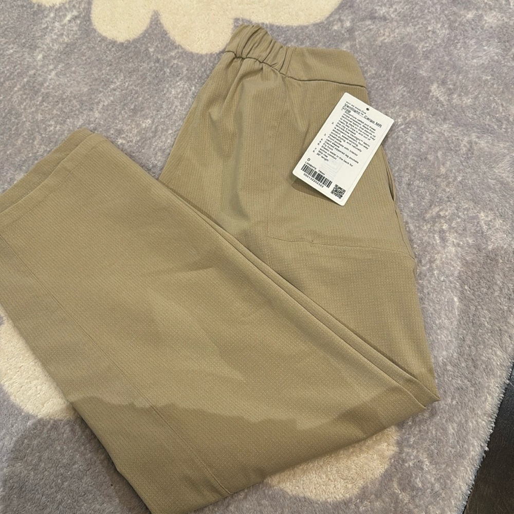Lululemon Ventlight Cargo Crop Pant, size 0, Color: Trench